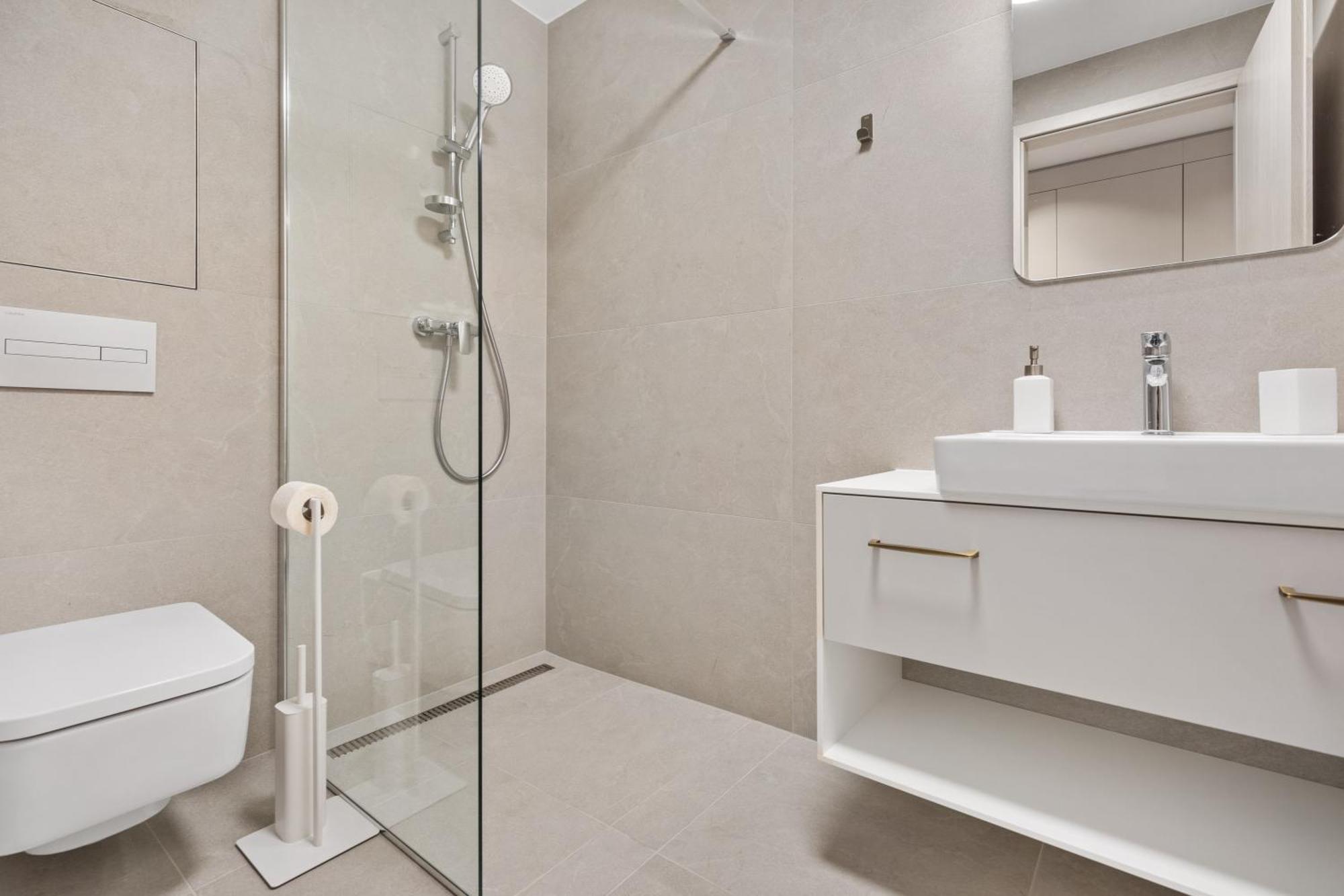 Lam Sophisticated - Ac - Balcony Apartment *