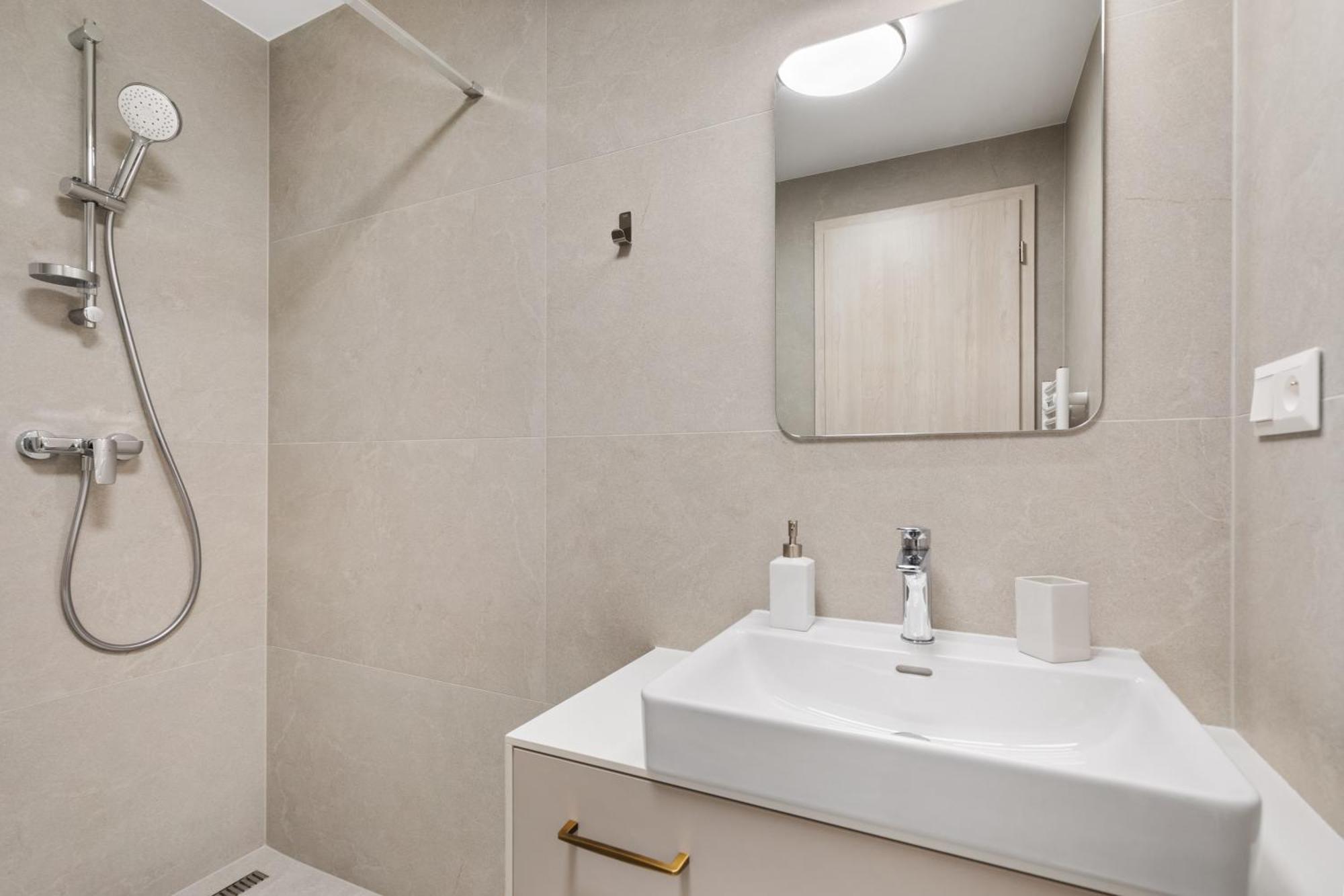 Lam Sophisticated - Ac - Balcony Pressburg